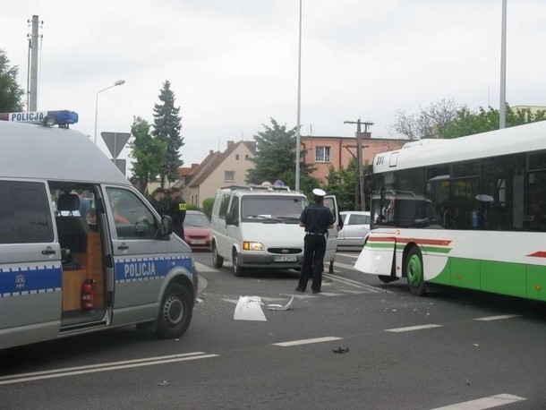 Piła: Autobus MZK zderzył się ze skodą [ZDJĘCIA]