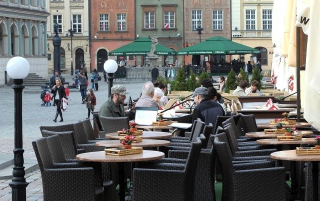 Gdy tylko znikną restauracyjne ogródki na Starym Rynku znów pojawia się ekipy Aquanetu, które będą oczyszczać z betonu sieć kanalizacyjną.