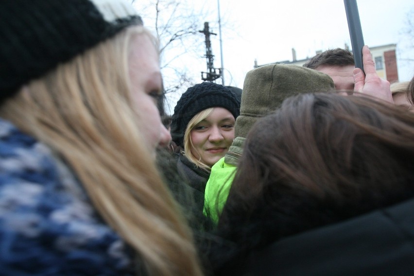 Flash mob w Gliwicach, czyli &quot;Przytulanie bez zobowiązań&quot; [ZDJĘCIA]