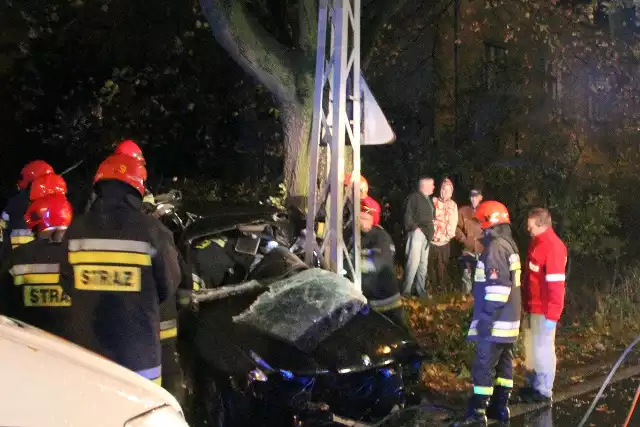 Kierowca stracił panowanie nad bmw. Cud, że przeżył zderzenie ze słupem.