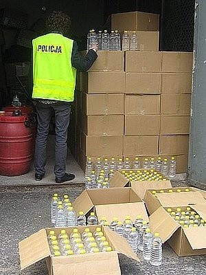 Częstochowa: 2500 butelek nielegalnego alkoholu w samochodzie