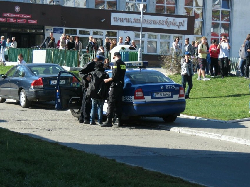 Ewakuacja szkoły przy ul. Szkockiej zakończona. Bomby nie znaleziono (ZDJĘCIA)