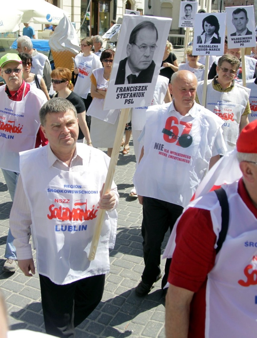 Solidarność protestuje przeciwko ustawie &quot;67&quot; (ZDJĘCIA)