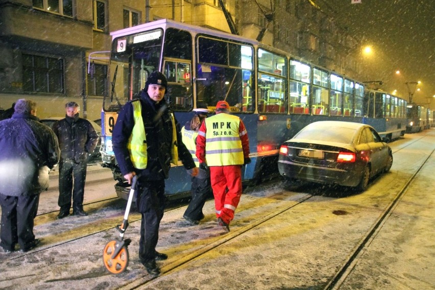 Skutki zimy: Na Siekiewicza audi zderzyło się z tramwajem