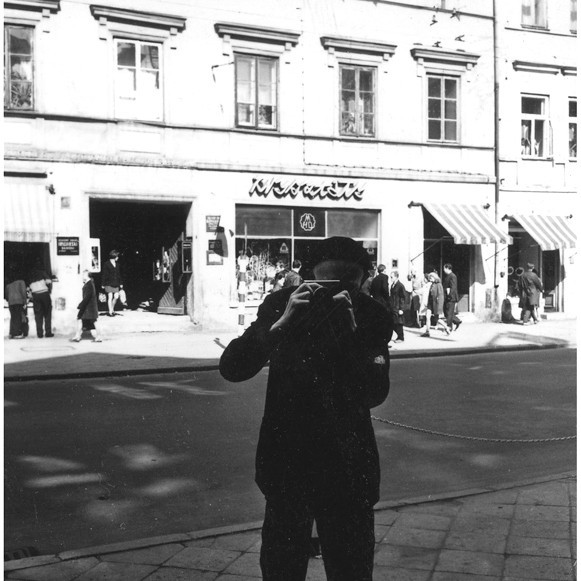 Migawka z 1969 r. Czy ktoś poznaje tę ulicę, a może ma zdjęcie które wykonał uwieczniony przez Jana Trembeckiego mężczyzna?