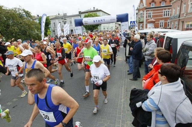 Kenijczyk Elisha Kiprotich i Białorusinka Aliaksandra Duliba zostali zwycięzcami pierwszej edycji Biegu "10 km Chevrolet Szpot Swarzędz" w maju 2012 roku