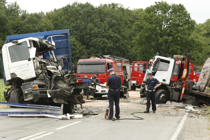 Śmiertelny wypadek w Gniechowicach, nie żyje kierowca tira