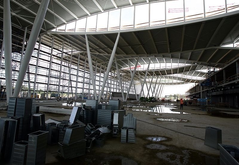 Wrocław: Terminal lotniska ma już dach (ZDJĘCIA)
