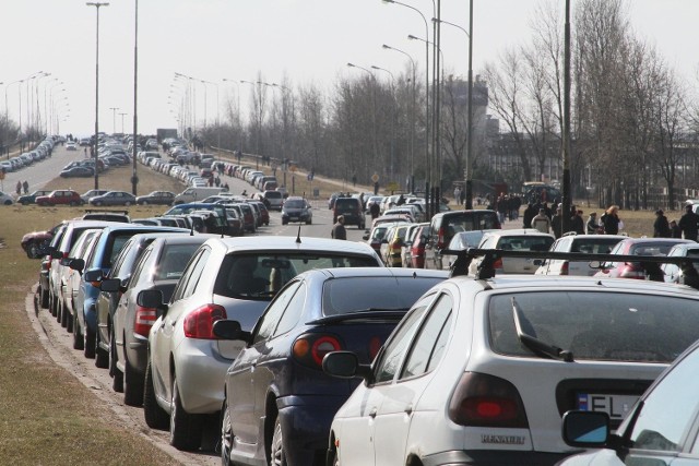 Sprzedaż nowych aut  spada. W kwietniu zarejestrowano ich o 18 proc. mniej niż przed rokiem