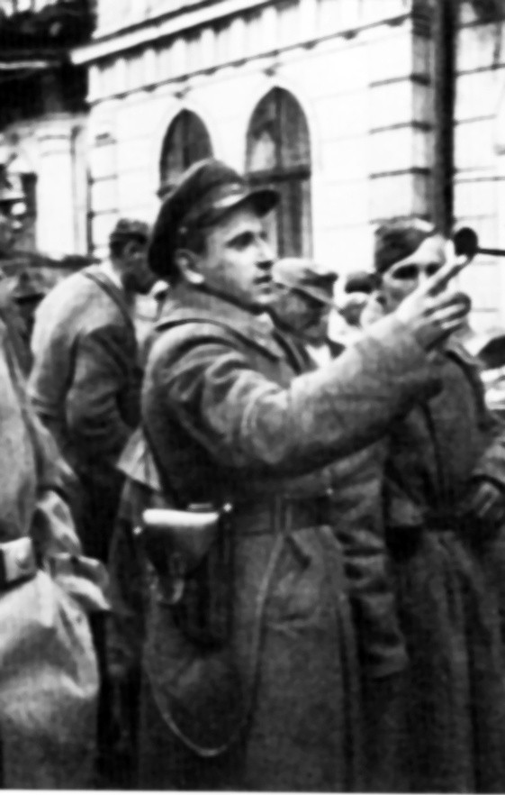 Oficer Armii Czerwonej w zajętym Lwowie