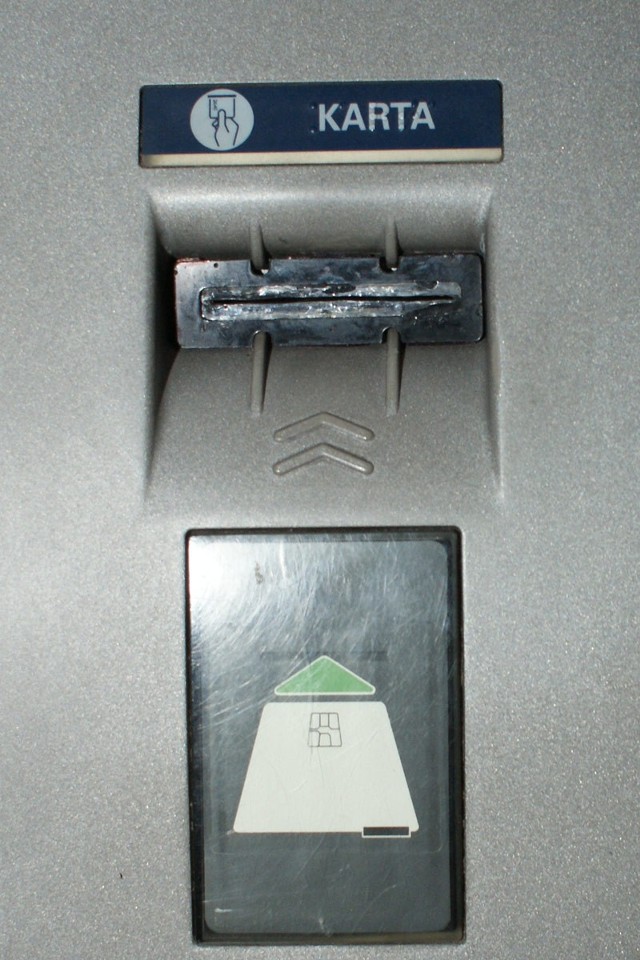 Bankomat, w którym złodzieje zamontowali urządzenie kopiujące dane z kart.