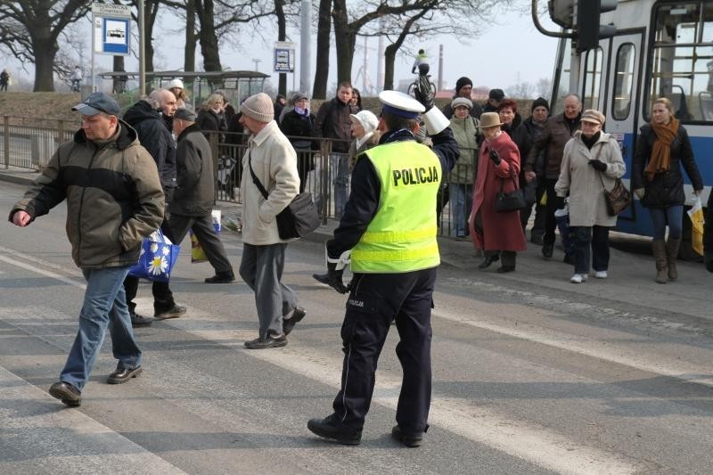 Wrocławianie tłumnie odwiedzają cmentarze, policja kieruje ruchem (ZDJĘCIA)