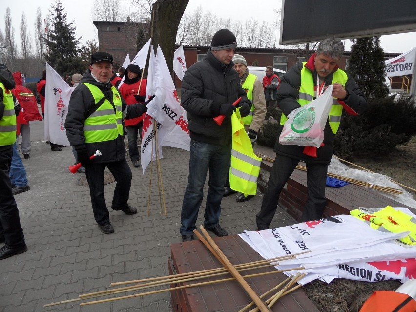 Strajk generalny: Pikieta przed Urzędem Miasta w Świętochłowicach [ZDJĘCIA]