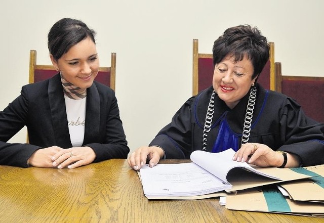 Dziekan Krystyna Babiak z aplikantką Anną Haak-Trzuskawską w sali sądowej
