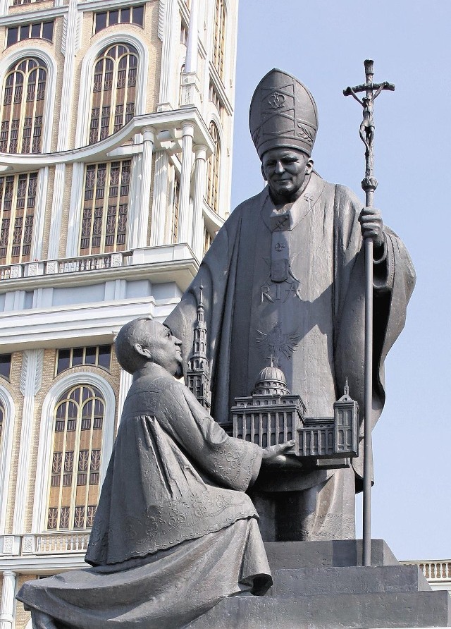 Licheński pomnik przedstawia ks. Eugeniusza Makulskiego, który wręcza papieżowi makietę bazyliki