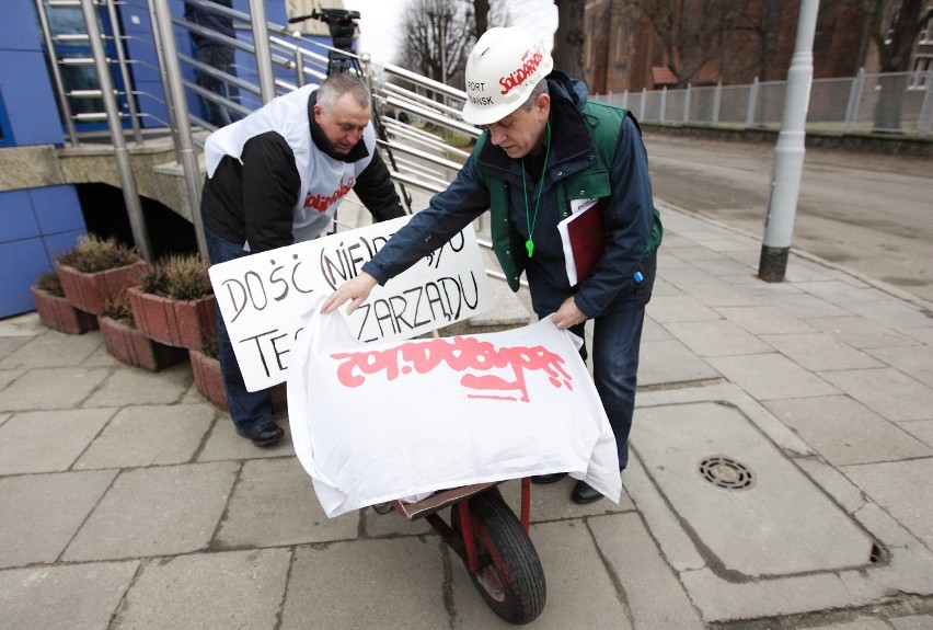 Protest strażaków w Nowym Porcie. Chcą wycofania zwolnień pracowników!