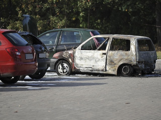 Spalony samochód na parkingu przy Konstytucyjnej