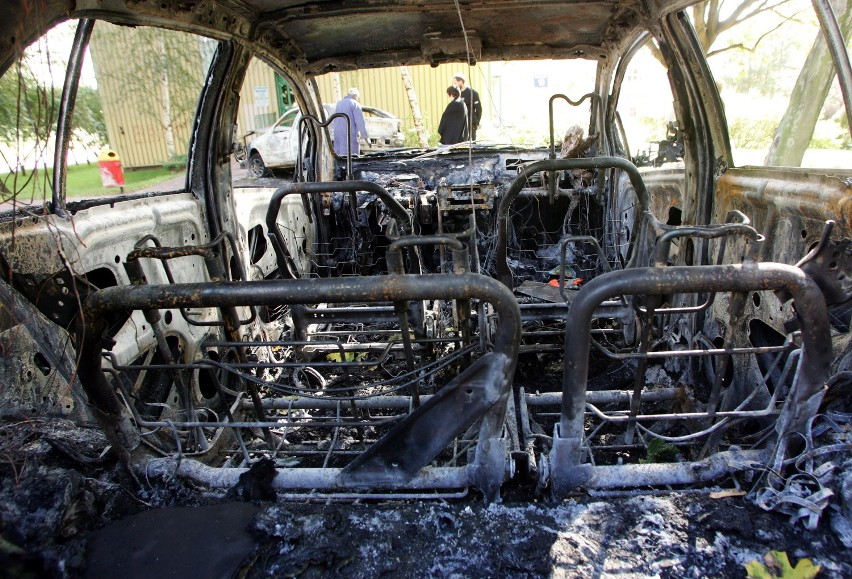 Ul. Skołuby: Spłonęły dwa samochody (aktualizacja, zdjęcia)