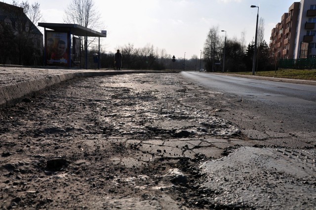 Zatoka autobusowa na Cechowej zupełnie się sypie