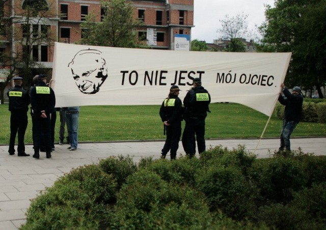 Transparent przed łódzka katedrą podczas mszy beatyfikacyjnej.