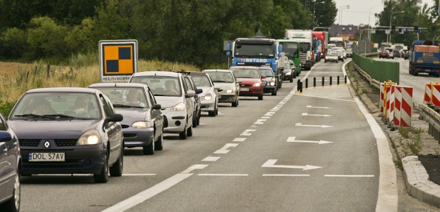 Teraz w kierunku Warszawy prowadzi tylko jeden pas. Drugi wydzielono dla aut skręcających na obwodnicę.  Tylko z tego drugiego pasa prawie nikt nie korzysta.