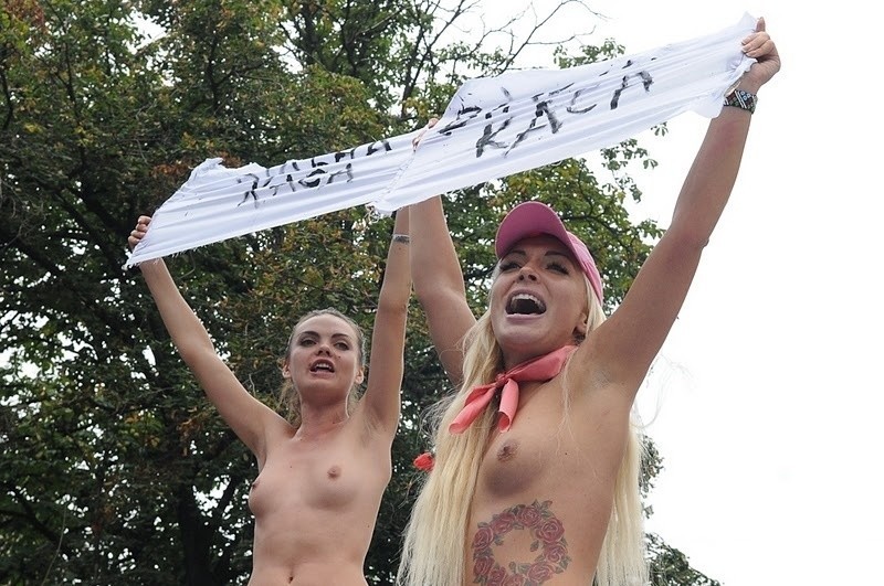 Nagi protest FEMEN w Kijowie. &quot;Brudna walka dwóch band&quot; (GALERIA)