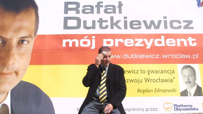 Prezydent Rafał Dutkiewicz podczas kampanii wyborczej w 2002...