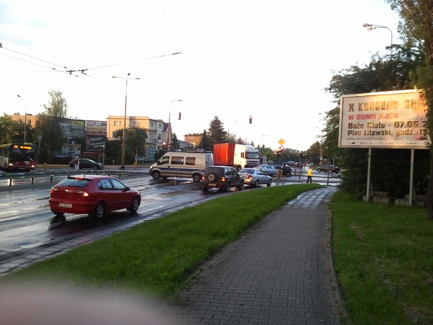 Wypadek na Kraśnickiej: Zderzenie ciężarówki z dwoma samochodami (FOTO)