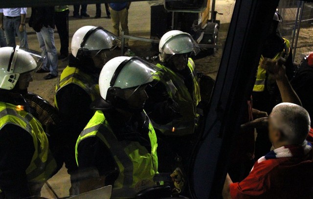 Holenderska policja brutalnie potraktowała kibiców Wisły, zarzucając im m.in. posiadanie fałszywych biletów. Fani z Krakowa chcą dochodzić swoich praw