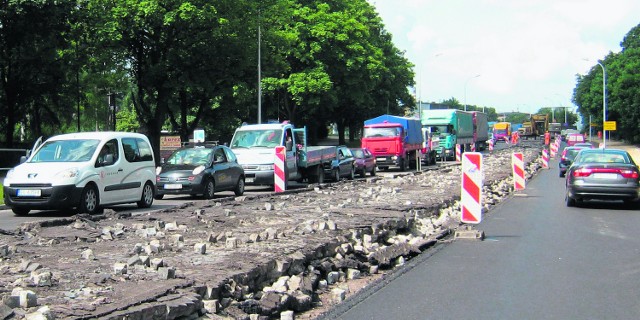 Na remontowanej w Sieradzu DK nr 12   kierowcy stoją  w korkach od jesieni 2009 r.