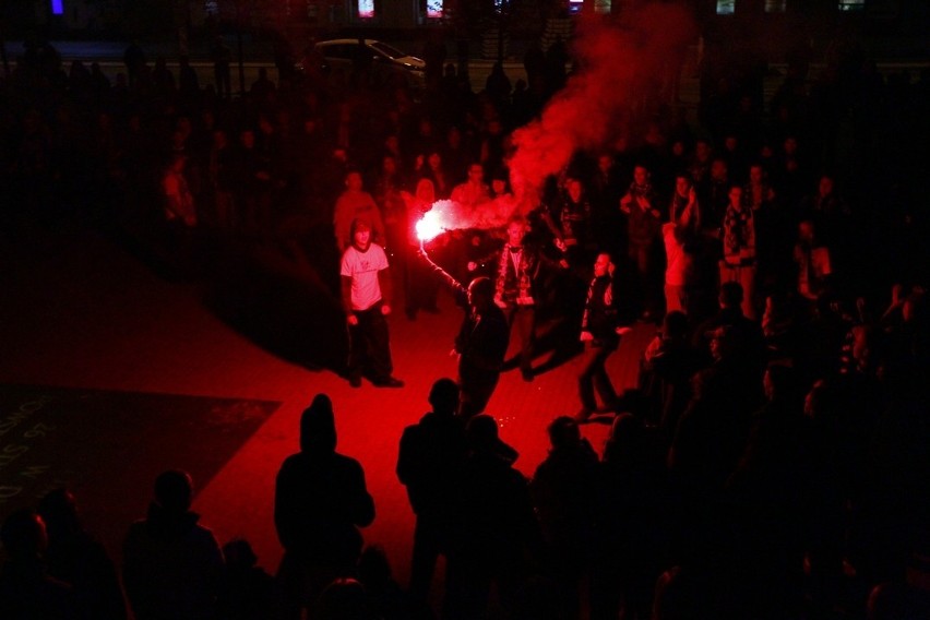 Kibice czekali na piłkarzy Lecha Poznań na Placu Wolności