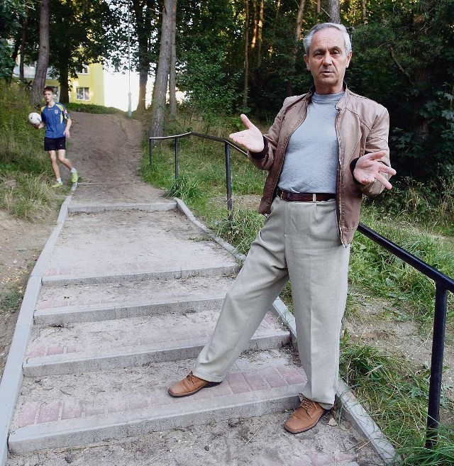Jacek Ziółkowski, mieszkaniec Babich Dołów, pokazuje schody, zdemontowane przez AMW