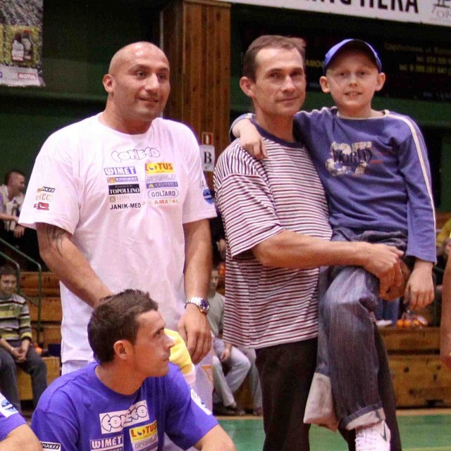 Marcin Najman  (z lewej) już organizował mecz charytatywny dla Mateusza