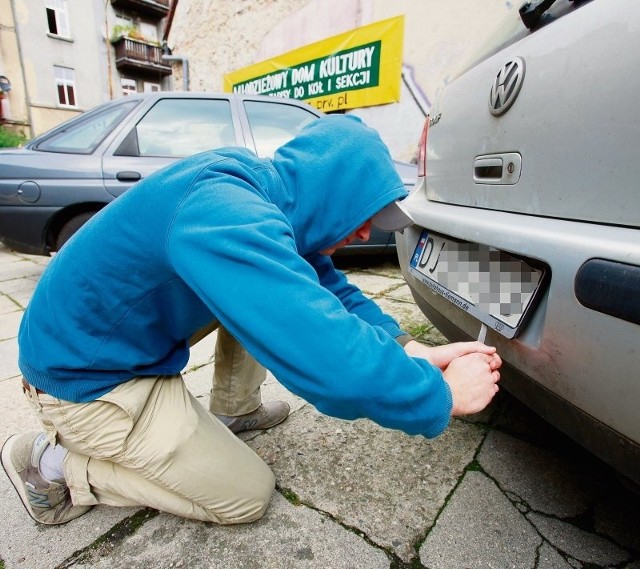 Zazwyczaj tablice giną na osiedlowych parkingach z kilku aut równocześnie. Plastikowe ramki ułatwiają złodziejom kradzież