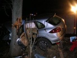 Porsche Cayenne wbiło się w drzewo. Groźny wypadek pod Jelenią Górą (ZDJĘCIA)
