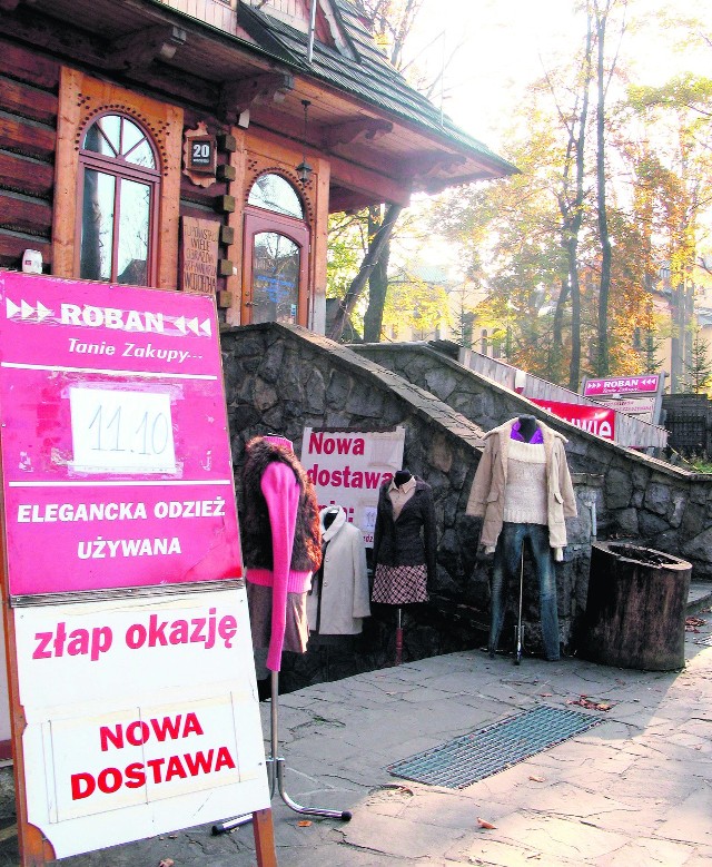 Takich sklepów oferujących ekskluzywne ciuchy używane jest u nas coraz więcej