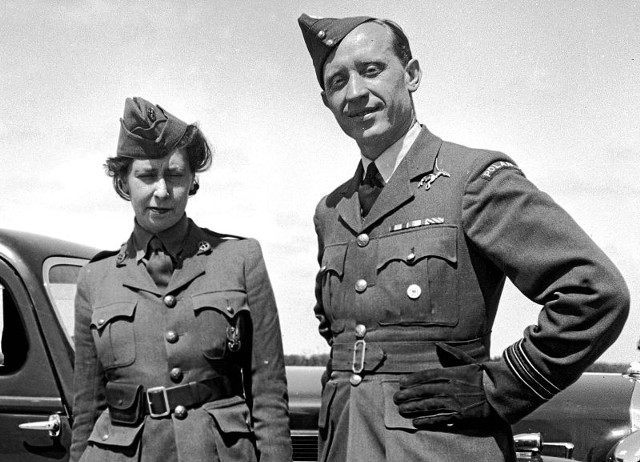 Witold Urbanowicz z jedną z brytyjskich WAAF-ek, czyli żołnierek z Women's Auxiliary Air Force