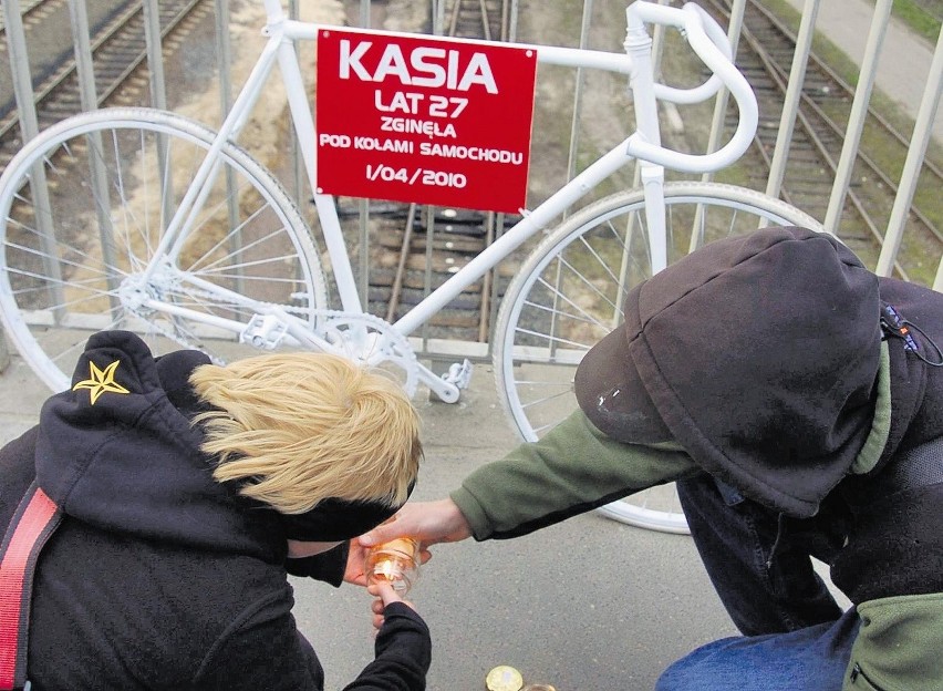 W ubiegły piątek rowerzyści ustawili biały "pomnik" dla Kasi