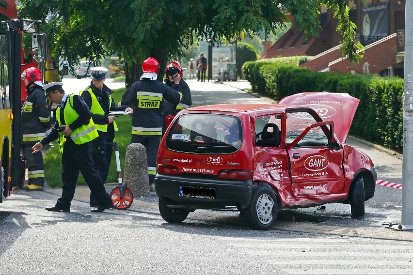 Wrocław: Wymusiła pierwszeństwo, wjechała pod autobus (ZDJĘCIA)