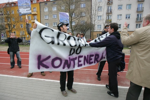 Protesty przeciw kontenerom socjalnym.