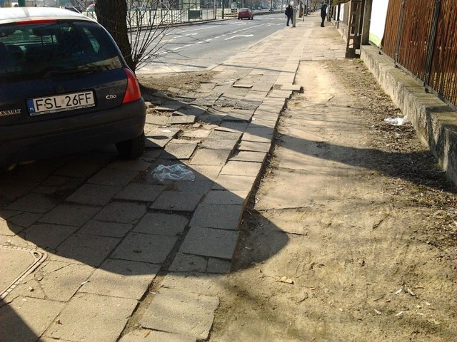 Tak wygląda brudny i zniszczony chodnik na Grunwaldzkiej