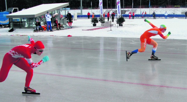 Młode zawodniczki z Rosji i Holandii rywalizują z sobą podczas biegu na 500 metrów