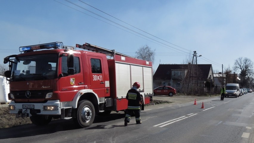 Wrocław: Na ul. Pełczyńskiej ciężarówka osunęła się do rowu