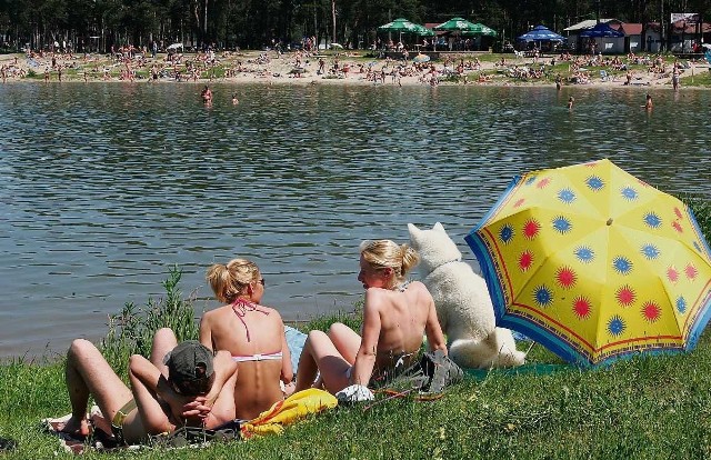 Regulaminy kąpielisk precyzują, że opalać można się tylko w strojach plażowych