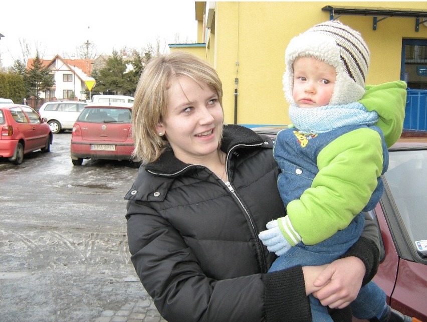 Maria Kurczab z synem Kacperkiem cieszą się że gminie...