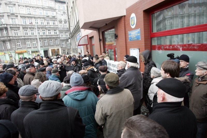 Kilkudziesięciu wrocławian pikietowało w piątek przed konsulatem Ukrainy