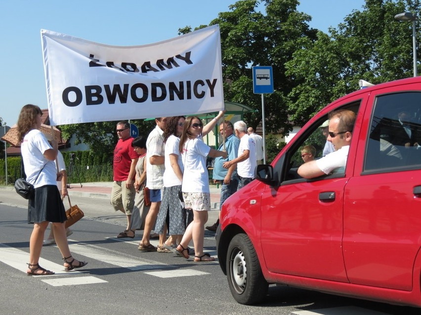 Protest: zablokowali wjazd do Oławy, bo walczą o obwodnicę (ZDJĘCIA)