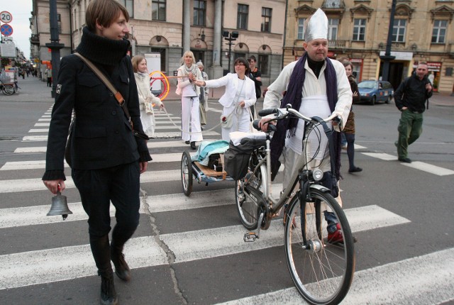 Łódź: happening człowieka-motyla związany z dzwonem Serce Łodzi.