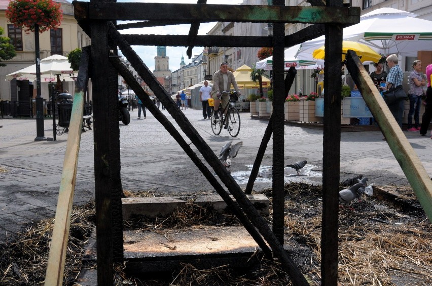 Lublin: Spłonęła słomiana brama. Instalacja Open City (ZDJĘCIA)