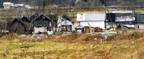 Cygańska osada w Maszkowicach. Jej mieszkańcy utrzymują się z zasiłków i klepią biedę